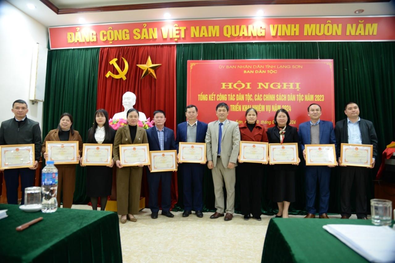 Trưởng Ban Dân tộc Vi Minh Tú trao Giấy khen cho các tập thể, cá nhân có nhiều thành tích xuất sắc trong năm