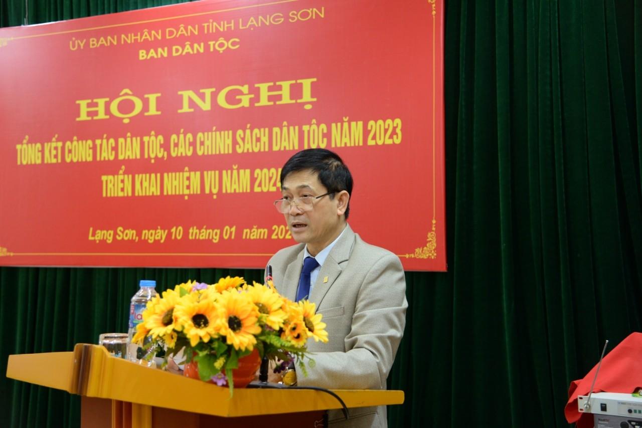 Ông Vi Minh Tú, Trưởng Ban Dân tộc Lạng Sơn phát biểu tại Hội nghị